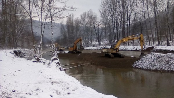 ДОНАЦИЈА ЗЛАТА ВРЕДНА: Подела флаширане воде за пиће мештанима Власотинца и околине ДОНАЦИЈА ЗЛАТА ВРЕДНА: Подела флаширане воде за пиће мештанима Власотинца и околине