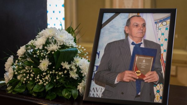 КОМЕМОРАЦИЈА ИКОНИ ЗРЕЊАНИНСКОГ РУКОМЕТА: Момир Рнић и Симо Салапура опростили се од Иван Грубачког Гуте (ФОТО) КОМЕМОРАЦИЈА ИКОНИ ЗРЕЊАНИНСКОГ РУКОМЕТА: Момир Рнић и Симо Салапура опростили се од Иван Грубачког Гуте (ФОТО)