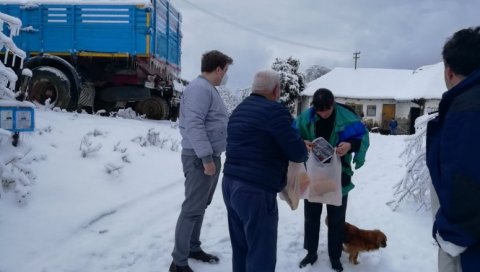 ПРИВРЕДНА КОМОРА ИЗДВОЈИЛА 10 МИЛИОНА: Планинским селима Јабланичког округа почела подела помоћи ПРИВРЕДНА КОМОРА ИЗДВОЈИЛА 10 МИЛИОНА: Планинским селима Јабланичког округа почела подела помоћи