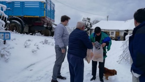 ПРИВРЕДНА КОМОРА ИЗДВОЈИЛА 10 МИЛИОНА: Планинским селима Јабланичког округа почела подела помоћи ПРИВРЕДНА КОМОРА ИЗДВОЈИЛА 10 МИЛИОНА: Планинским селима Јабланичког округа почела подела помоћи