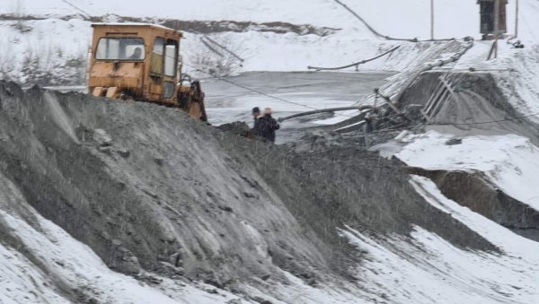 САНИРАЈУ ЈАЛОВИШТЕ, ИСПИТУЈУ САСТАВ ВОДЕ: После изливања муља из Трепче у реку Ибар код Лепосавића, заустављено ширење пукотине на брани САНИРАЈУ ЈАЛОВИШТЕ, ИСПИТУЈУ САСТАВ ВОДЕ: После изливања муља из Трепче у реку Ибар код Лепосавића, заустављено ширење пукотине на брани