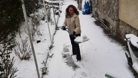 РОДНА РАВНОПРАВНОСТ НА ДЕЛУ: Бранкица Јанковић узела лопату и почистила снег испред зграде РОДНА РАВНОПРАВНОСТ НА ДЕЛУ: Бранкица Јанковић узела лопату и почистила снег испред зграде