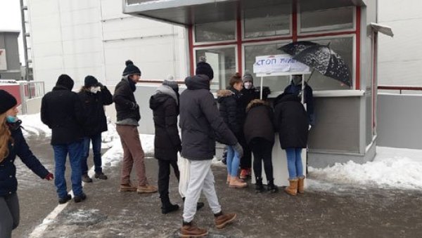 НЕ СЕЦИТЕ ШУМУ НИ ЗАРАД ШКОЛЕ : Становници насеља Браће Јерковић сакупили потписе за примедбе на регулациони план њиховог краја НЕ СЕЦИТЕ ШУМУ НИ ЗАРАД ШКОЛЕ : Становници насеља Браће Јерковић сакупили потписе за примедбе на регулациони план њиховог краја