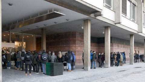 У НАРОДНОЈ УЧИ ЊИХ 100 НА 600 МЕСТА: Упркос епидемији короне и хладноћи, студенти траже место за рад У НАРОДНОЈ УЧИ ЊИХ 100 НА 600 МЕСТА: Упркос епидемији короне и хладноћи, студенти траже место за рад
