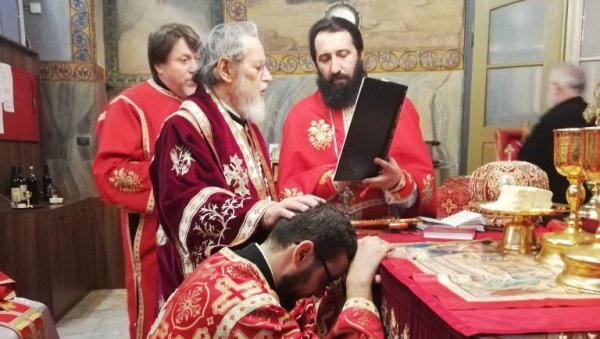 У ДРУШТВУ МИНИСТРА ЛОНЧАРА: Владика Лаврентије прима вакцину У ДРУШТВУ МИНИСТРА ЛОНЧАРА: Владика Лаврентије прима вакцину