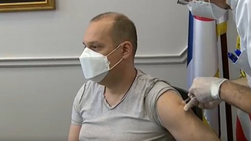 MINISTAR LONČAR PRIMIO KINESKU VAKCINU: Primer za sve građane Srbije, imunizovan i dr Gojković (VIDEO) MINISTAR LONČAR PRIMIO KINESKU VAKCINU: Primer za sve građane Srbije, imunizovan i dr Gojković (VIDEO)
