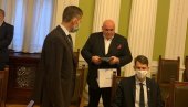 ПАЛМА УРУЧИО МАРТИНОВИЋУ КАПУ ЗА ВУЧИЋА: Маркирани поклон за председника Србије (ФОТО) ПАЛМА УРУЧИО МАРТИНОВИЋУ КАПУ ЗА ВУЧИЋА: Маркирани поклон за председника Србије (ФОТО)