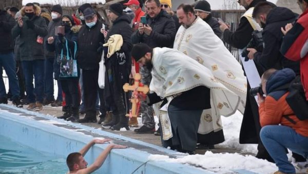 УРОШУ ПОНОВО ЗЛАТНИК У ЋУПРИЈИ: Богојављенска трка у том граду није одржана у Великој Морави већ на базену УРОШУ ПОНОВО ЗЛАТНИК У ЋУПРИЈИ: Богојављенска трка у том граду није одржана у Великој Морави већ на базену