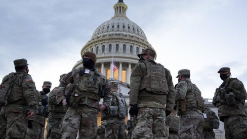 ТРАМП СЕ НИЈЕ ШАЛИО: Амерички војници Националне гарде у Вашингтону почели да носе оружје ТРАМП СЕ НИЈЕ ШАЛИО: Амерички војници Националне гарде у Вашингтону почели да носе оружје