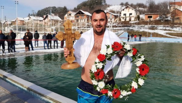 СТЕФАН ПРВИ ДОПЛИВАО: На градском базену у Куршумлији одржано традиционално пливање за Богојављенски крст СТЕФАН ПРВИ ДОПЛИВАО: На градском базену у Куршумлији одржано традиционално пливање за Богојављенски крст
