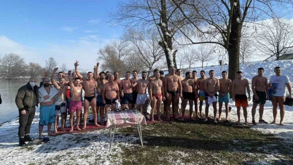 КРУШЕВЉАНИН ПРВИ НА ЗАПАДНОЈ МОРАВИ: Пливање за часни крст у Трстенику КРУШЕВЉАНИН ПРВИ НА ЗАПАДНОЈ МОРАВИ: Пливање за часни крст у Трстенику