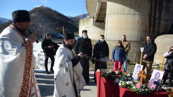 ОГЛАСИЛА СЕ ЕПАРХИЈА РАШКО-ПРИЗРЕНСКА: Одлучено да ли ће бити пливања за Часни крст на Газиводама ОГЛАСИЛА СЕ ЕПАРХИЈА РАШКО-ПРИЗРЕНСКА: Одлучено да ли ће бити пливања за Часни крст на Газиводама
