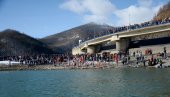 БОГОЈАВЉЕНСКО ПЛИВАЊЕ НА ЈЕЗЕРУ ГАЗИВОДЕ: Николи из Лепосавића часни крст, запрошена Милица из Косовске Митровице (ФОТО)