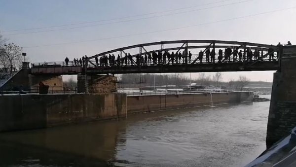 12 ПУТ У КЛЕКУ ЗА ЧАСНИ КРСТ: Најбржи Немања Пудар (ВИДЕО) 12 ПУТ У КЛЕКУ ЗА ЧАСНИ КРСТ: Најбржи Немања Пудар (ВИДЕО)