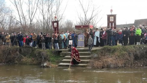 ЕПИДЕМИЈА ОДЛОЖИЛА ПЛИВАЊЕ ЗА ЧАСНИ КРСТ: Верници из Србије и Румуније нису се окупили на Нери код Беле Цркве ЕПИДЕМИЈА ОДЛОЖИЛА ПЛИВАЊЕ ЗА ЧАСНИ КРСТ: Верници из Србије и Румуније нису се окупили на Нери код Беле Цркве