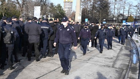 ИМУНИЗАЦИЈА ПРОТИВ КОРОНЕ: На Београдском сајму вакцинисано више од 500 припадника Министарства унутрашњих послова, са њима и Ребић (ФОТО) ИМУНИЗАЦИЈА ПРОТИВ КОРОНЕ: На Београдском сајму вакцинисано више од 500 припадника Министарства унутрашњих послова, са њима и Ребић (ФОТО)