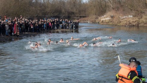 БОГОЈАВЉЕЊЕ У ПРЊАВОРУ: Часни крст у рукама Игора Хемуна БОГОЈАВЉЕЊЕ У ПРЊАВОРУ: Часни крст у рукама Игора Хемуна