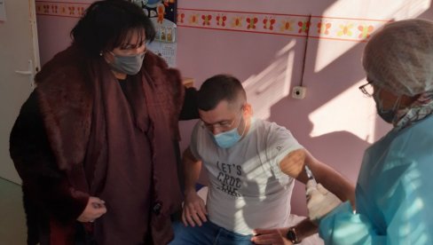 ПРВО ИМУНИЗАЦИЈА ЗДРАВСТВЕНИХ РАДНИКА: У Лозницу стигле кинеске вакцине ПРВО ИМУНИЗАЦИЈА ЗДРАВСТВЕНИХ РАДНИКА: У Лозницу стигле кинеске вакцине