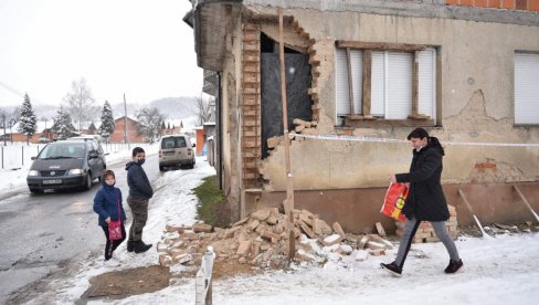 СТИГЛА СИМБОЛИЧНА ПОМОЋ: Из СДС траже конкретнија средства за земљотресом погођене општине у Српској СТИГЛА СИМБОЛИЧНА ПОМОЋ: Из СДС траже конкретнија средства за земљотресом погођене општине у Српској