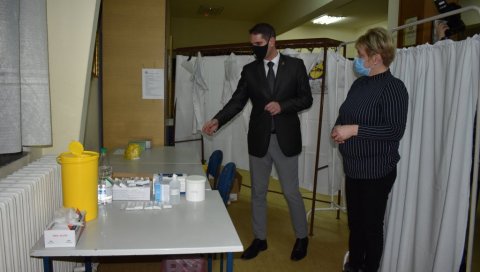 СУТРА У КИКИНДИ ПОЧИЊЕ ВАКЦИНАЦИЈА: На располагању 990 доза кинеских вакцина (ФОТО) СУТРА У КИКИНДИ ПОЧИЊЕ ВАКЦИНАЦИЈА: На располагању 990 доза кинеских вакцина (ФОТО)