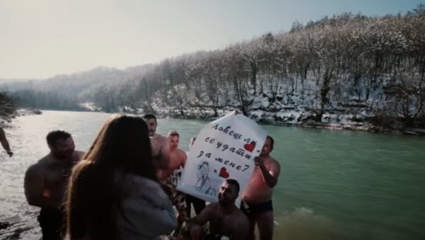 СЦЕНА ЗА ПАМЋЕЊЕ КОД БИЈЕЛОГ ПОЉА: Двоје младих се верило на Богојављење, после пливања за Часни крст СЦЕНА ЗА ПАМЋЕЊЕ КОД БИЈЕЛОГ ПОЉА: Двоје младих се верило на Богојављење, после пливања за Часни крст