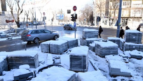 СНЕГ ПРЕКРИО ПРЕПРЕКЕ И РУПЕ: После недавних падавина, многобројним суграђанима био неопходан додатни опрез на делу Душанове улице СНЕГ ПРЕКРИО ПРЕПРЕКЕ И РУПЕ: После недавних падавина, многобројним суграђанима био неопходан додатни опрез на делу Душанове улице
