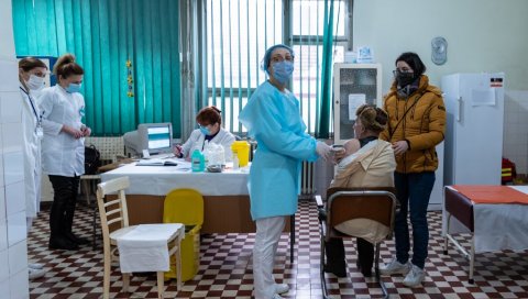 ПОЧЕЛА ИМУНИЗАЦИЈА У ЗРЕЊАНИНУ: Допремљено 1.740 доза Синофарма, вакцину примило првих 20 старијих грађана ПОЧЕЛА ИМУНИЗАЦИЈА У ЗРЕЊАНИНУ: Допремљено 1.740 доза Синофарма, вакцину примило првих 20 старијих грађана