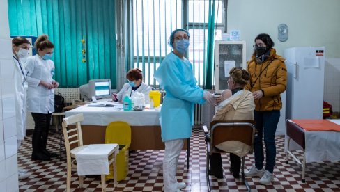 POČELA IMUNIZACIJA U ZRENJANINU: Dopremljeno 1.740 doza Sinofarma, vakcinu primilo prvih 20 starijih građana POČELA IMUNIZACIJA U ZRENJANINU: Dopremljeno 1.740 doza Sinofarma, vakcinu primilo prvih 20 starijih građana