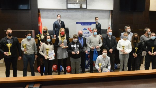 УРУЧЕНА ПРИЗНАЊА НАЈУСПЕШНИЈИМ СПОРТИСТИМА КРАЉЕВА: Малене заслужено најбоље УРУЧЕНА ПРИЗНАЊА НАЈУСПЕШНИЈИМ СПОРТИСТИМА КРАЉЕВА: Малене заслужено најбоље