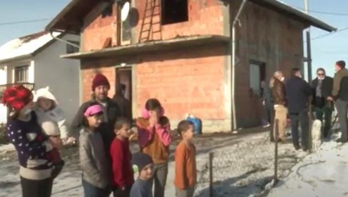 ŠESTORO MALIŠANA OSTALO BEZ KROVA NAD GLAVOM: Porodici Milošević izgorela kuća, deca gola i bosa na minusu (VIDEO) ŠESTORO MALIŠANA OSTALO BEZ KROVA NAD GLAVOM: Porodici Milošević izgorela kuća, deca gola i bosa na minusu (VIDEO)