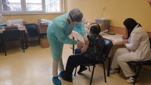 МАСОВНА ИМУНИЗАЦИЈА У ШАПЦУ: Почела вакцинација на шест пунктова, једини начин да победимо епидемију (ФОТО) МАСОВНА ИМУНИЗАЦИЈА У ШАПЦУ: Почела вакцинација на шест пунктова, једини начин да победимо епидемију (ФОТО)