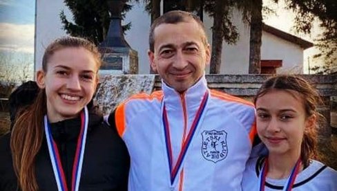 ZA OCA I DVE ĆERKE TRI MEDALJE: Arsenijevići iz Paraćina prava su sportska porodica ZA OCA I DVE ĆERKE TRI MEDALJE: Arsenijevići iz Paraćina prava su sportska porodica