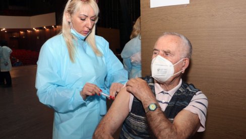 POČELA MASOVNA VAKCINACIJA U SMEDEREVU: Danas prima vakcinu 217 osoba starosne dobi preko 75 godina POČELA MASOVNA VAKCINACIJA U SMEDEREVU: Danas prima vakcinu 217 osoba starosne dobi preko 75 godina