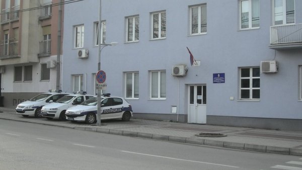 ФИЗИЧКИ НАПАЛИ ЧОВЕКА У ДВОРИШТУ? Полиција ухапсила тројицу осумњичених због насилничког понашања ФИЗИЧКИ НАПАЛИ ЧОВЕКА У ДВОРИШТУ? Полиција ухапсила тројицу осумњичених због насилничког понашања