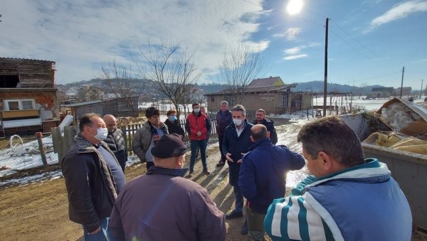 ГРАДОНАЧЕЛНИК ОБИШАО НАЈУГРОЖЕНИЈА ДОМАЋИНСТВА: Помоћ поплављеним домаћинствима у селу Златокоп код Врања ГРАДОНАЧЕЛНИК ОБИШАО НАЈУГРОЖЕНИЈА ДОМАЋИНСТВА: Помоћ поплављеним домаћинствима у селу Златокоп код Врања