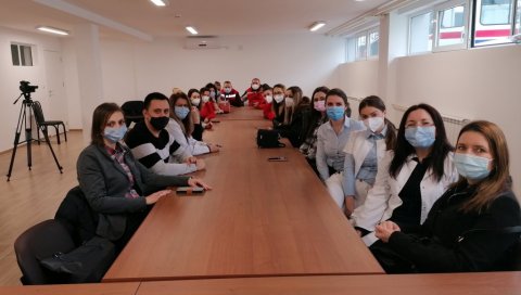 СТАЛНИ ПОСАО У ДОМУ ЗДРАВЉА: Медицинарима у Деспотовцу, после година чекања, уручена 21 радна књижица СТАЛНИ ПОСАО У ДОМУ ЗДРАВЉА: Медицинарима у Деспотовцу, после година чекања, уручена 21 радна књижица