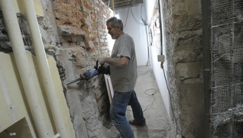 ВЕЛИКЕ КАЗНЕ ЗА БУЧНЕ КОМШИЈЕ: Одборници Скупштине општине Бар донели Одлуку о кућном реду у стамбеним зградама ВЕЛИКЕ КАЗНЕ ЗА БУЧНЕ КОМШИЈЕ: Одборници Скупштине општине Бар донели Одлуку о кућном реду у стамбеним зградама