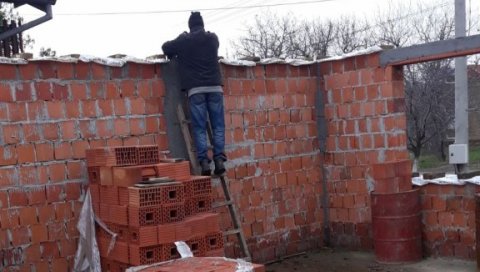 БЕЗ ДОМА И ОГРЕВА УСРЕД ЗИМЕ: Породица Кањо из Куле се после пожара суочила с невољама и у привременом смештају БЕЗ ДОМА И ОГРЕВА УСРЕД ЗИМЕ: Породица Кањо из Куле се после пожара суочила с невољама и у привременом смештају