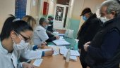 ИМУНИЗАЦИЈА КИНЕСКОМ ВАКЦИНОМ: У Власотинцу почела вакцинација против ковида ИМУНИЗАЦИЈА КИНЕСКОМ ВАКЦИНОМ: У Власотинцу почела вакцинација против ковида