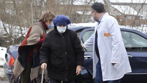 ПРЕВОЗ ЗА ВАКЦИНАЦИЈУ ТРАЖИЛО 250 СЕНИОРА: Од понедељка стотинак волонтера 17 престоничких центара помаже најстаријим суграђаним ПРЕВОЗ ЗА ВАКЦИНАЦИЈУ ТРАЖИЛО 250 СЕНИОРА: Од понедељка стотинак волонтера 17 престоничких центара помаже најстаријим суграђаним