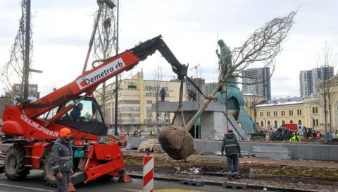 КИП ЧУВА ВОЈСКА ОД 76 ПЛАТАНА: Деметра РБ озелењава Савски Трг пред предају споменика Стефана Немање КИП ЧУВА ВОЈСКА ОД 76 ПЛАТАНА: Деметра РБ озелењава Савски Трг пред предају споменика Стефана Немање