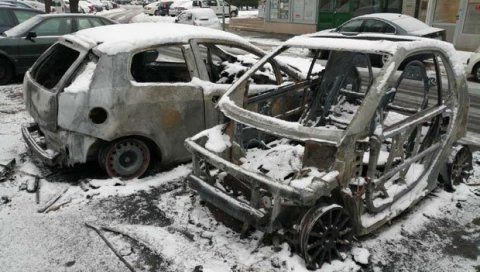 ПРВИ СМАРТ СПАЉЕН ГРЕШКОМ: Тужилаштво тражи извештај о изгорелим аутомобилима у насељу у Бежанијска Коса ПРВИ СМАРТ СПАЉЕН ГРЕШКОМ: Тужилаштво тражи извештај о изгорелим аутомобилима у насељу у Бежанијска Коса