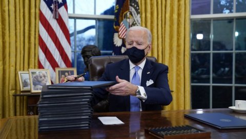 ПРВА БАЈДЕНОВА ОДЛУКА: Поништио Трампово наређење, САД се поново учлањују у две организације ПРВА БАЈДЕНОВА ОДЛУКА: Поништио Трампово наређење, САД се поново учлањују у две организације