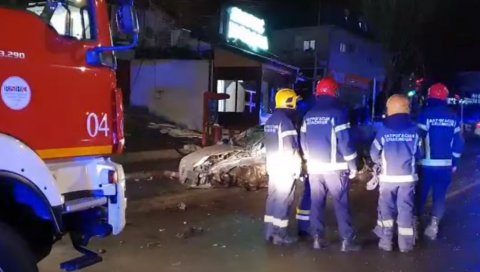 СЕКЛИ ВОЗИЛО ДА БИ ИЗБАВИЛИ ПОВРЕЂЕНЕ: Очевици испричали детаље саобраћајке на Коњарнику (ВИДЕО) СЕКЛИ ВОЗИЛО ДА БИ ИЗБАВИЛИ ПОВРЕЂЕНЕ: Очевици испричали детаље саобраћајке на Коњарнику (ВИДЕО)