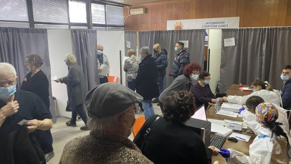 ЈОШ ТРИ ПУНКТА ЗА ИМУНИЗАЦИЈУ: Пријављено више од 500 грађана Јагодине за вакцинацију ЈОШ ТРИ ПУНКТА ЗА ИМУНИЗАЦИЈУ: Пријављено више од 500 грађана Јагодине за вакцинацију