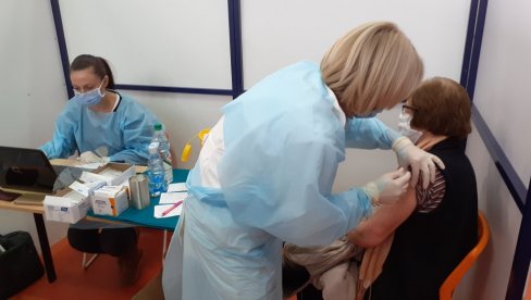 ДОБАР ОДЗИВ ЗА МАСОВНУ ВАКЦИНАЦИЈУ: У Шапцу јуче вакцинисана 491 особа, а данас се пријавило још 432 грађана ДОБАР ОДЗИВ ЗА МАСОВНУ ВАКЦИНАЦИЈУ: У Шапцу јуче вакцинисана 491 особа, а данас се пријавило још 432 грађана