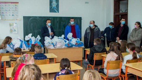 ПАКЕТИЋИ ЗА НАЈМЛАЂЕ ОСНОВЦЕ: Председник општине Мионица Бобан Јанковић уручио је поклоне деци за успешан наставак школске године ПАКЕТИЋИ ЗА НАЈМЛАЂЕ ОСНОВЦЕ: Председник општине Мионица Бобан Јанковић уручио је поклоне деци за успешан наставак школске године