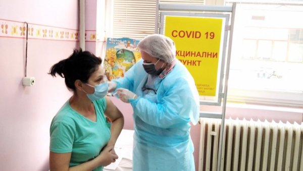 ГРАДОНАЧЕЛНИК БУДНО МОТРИ: Имунизација у Лозници за „чисту десетку“, оцена је Штаба за вандредне ситуације ГРАДОНАЧЕЛНИК БУДНО МОТРИ: Имунизација у Лозници за „чисту десетку“, оцена је Штаба за вандредне ситуације