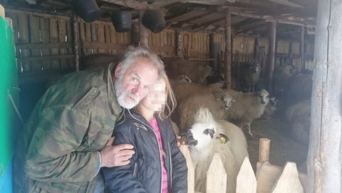 НАНОСИ СНЕГА ВИСИНЕ 1,5 МЕТАР: Крај драме на Бјеласици, снежне блокаде после три недеље ослобођен сточар и његова породица (ФОТО) НАНОСИ СНЕГА ВИСИНЕ 1,5 МЕТАР: Крај драме на Бјеласици, снежне блокаде после три недеље ослобођен сточар и његова породица (ФОТО)