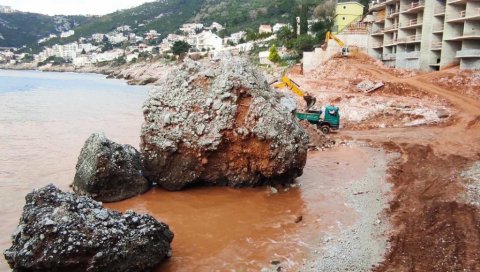 ЖУТО МОРЕ У ДОБРОЈ ВОДИ: Инвеститор из Швајцарске гради хотел са пет звездица и купалиште (ФОТО) ЖУТО МОРЕ У ДОБРОЈ ВОДИ: Инвеститор из Швајцарске гради хотел са пет звездица и купалиште (ФОТО)